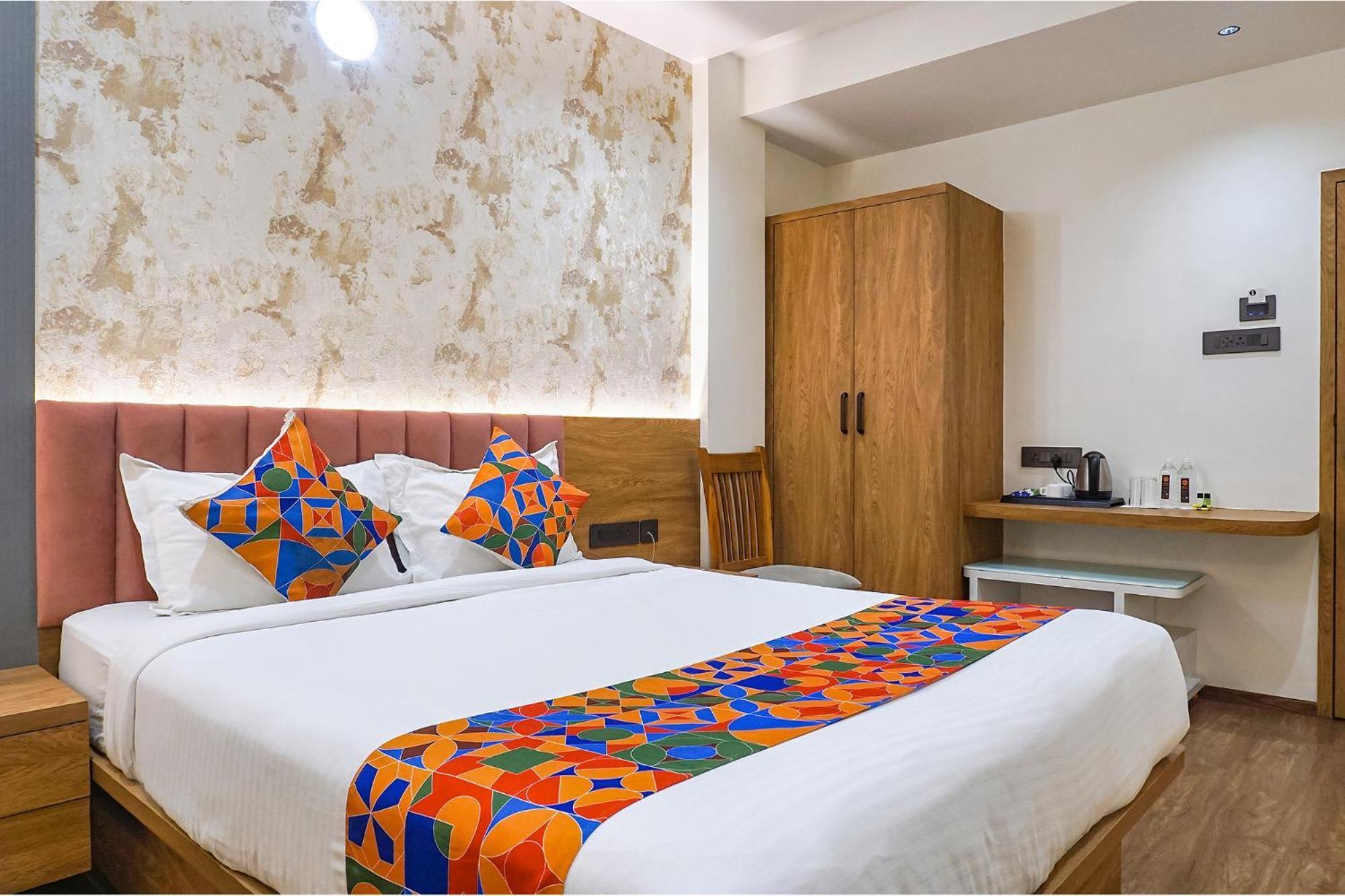 Fabhotel Prime Shourya Residency - Nr Maharshi Karve Museum 푸네 외부 사진